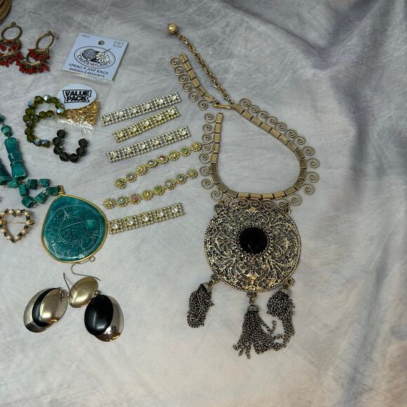 Huge Lot Mostly Vintage Some Now Costume Jewelry Need Repair Necklaces Brooches - Picture 5 of 6